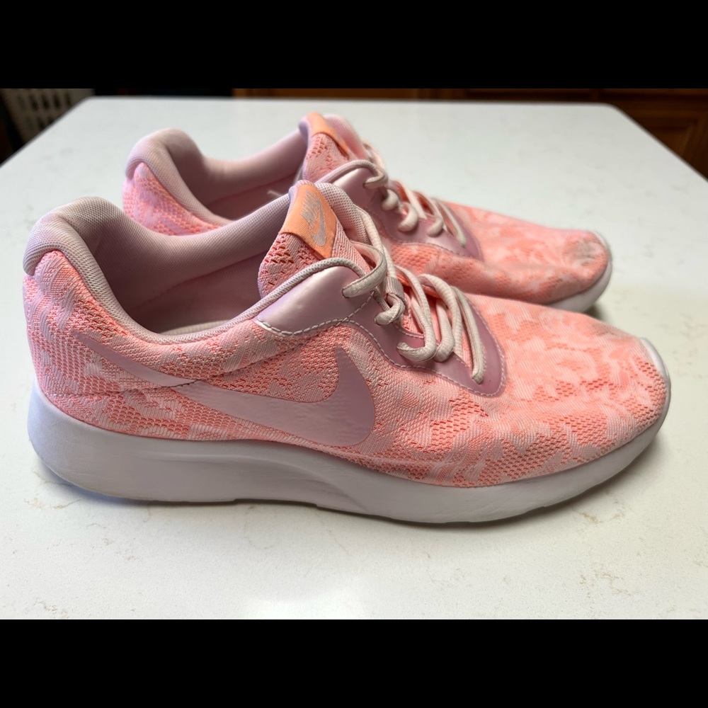 Nike Women Shoes Tanjun Size 9 902865-600 Pink Mesh Floral Running Sneaker